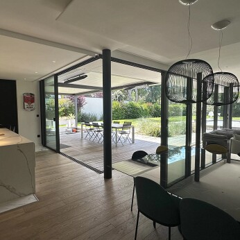 22-Maison-architecte-moderne-menuiserie-aluminium-porte-technal-lumeal-soleal-pergola-renson-camargue-skye-couplee null