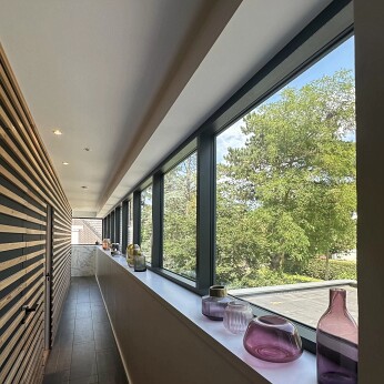 27-Maison-architecte-moderne-menuiserie-aluminium-porte-technal-lumeal-soleal-pergola-renson-camargue-skye-couplee null